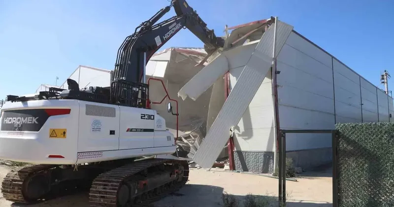 Nilüfer’de kaçak fabrika yıkıldı