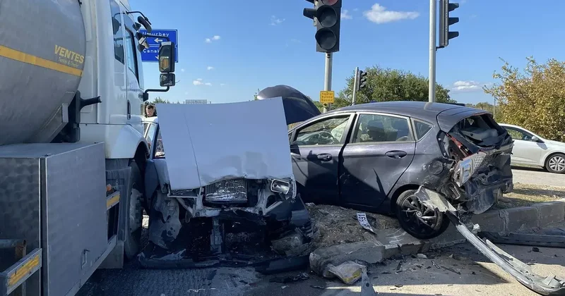 Freni boşaldığı öne sürülen tanker, ışıkta bekleyen 4 otomobile çarptı: 4 yaralı