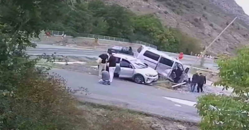 Gümüşhane deki kazada minibüs durağı yıktı, durakta bekleyen kadın son anda kurtuldu