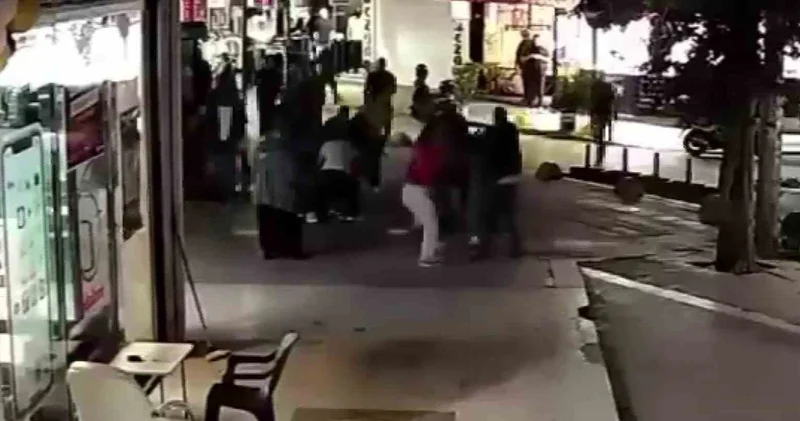 Gölcük te cadde ortasında dehşet! Kalabalık grup kadın ve kızını darbetti, o anlar kamerada