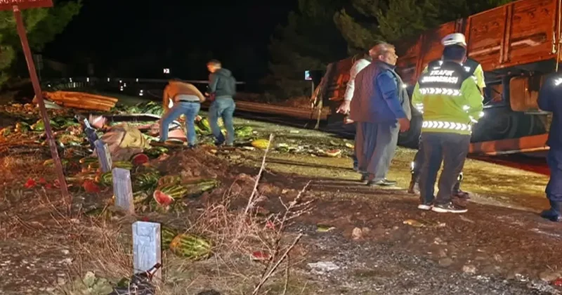 Kamyon devrildi, savrulan karpuzların çarptığı 2 kişi yaralandı