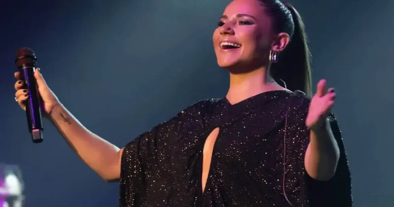 Konser esnasında talihsiz kaza! Merve Özbey kol denildi ama ayak diyerek durumunu açıkladı