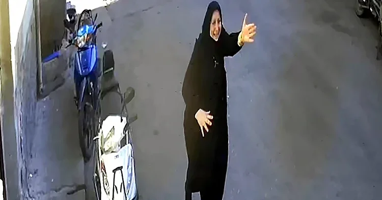 Adana da sokak ortasında kapkaç: Çantasını gasbeden hırsızın peşinden böyle koştu