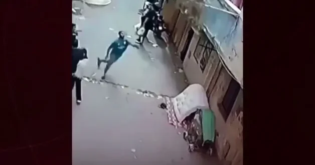 Mısır da balkondan düşen çocuğu yoldan geçen vatandaş havada yakaladı