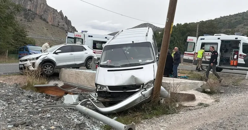 Gümüşhane de panelvan ve otomobil çarpıştı: Yaralılar var