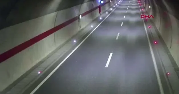 Beton mikserine çarpan araç takla atıp alev aldı: Feci kaza anı kamerada!