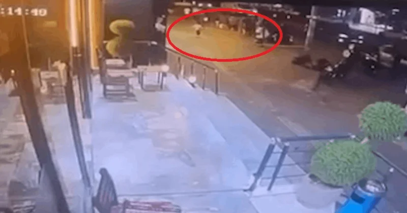 Dehşet anları kamerada: Kadın ve çocuk ölümden saniyelerle kurtuldu Sözcü Gazetesi