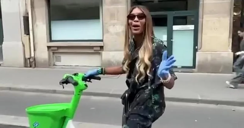 Temizlik takıntılı Naomi Campbell lateks eldivenle bisiklet sürdü