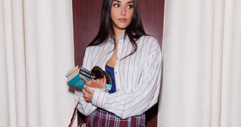 Hande Erçel Valentino defilesinde elindeki Orhan Pamuk kitapları dikkat çekti