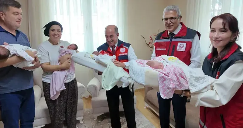 Dördüzleri olan aileye Bakan Göktaş’tan tebrik