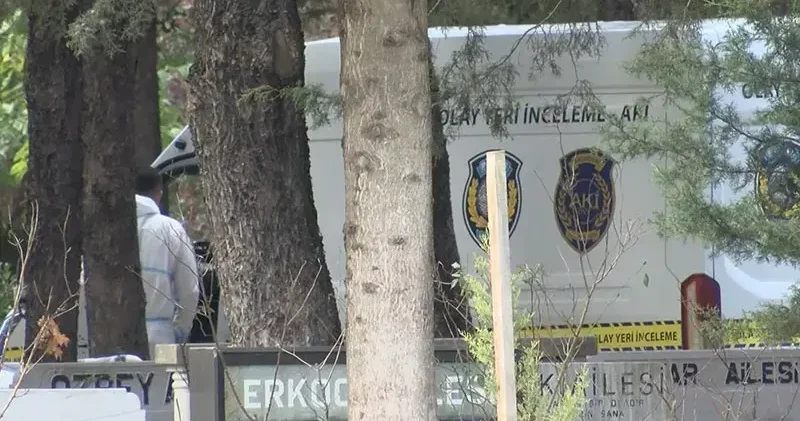 Kaşif Kozinoğlu nun mezarından alınan örnekler yeniden kabrine konuluyor