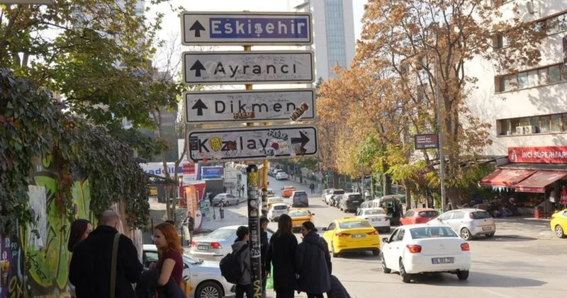 Kızılay tabelasını rahat bırakmıyorlar!