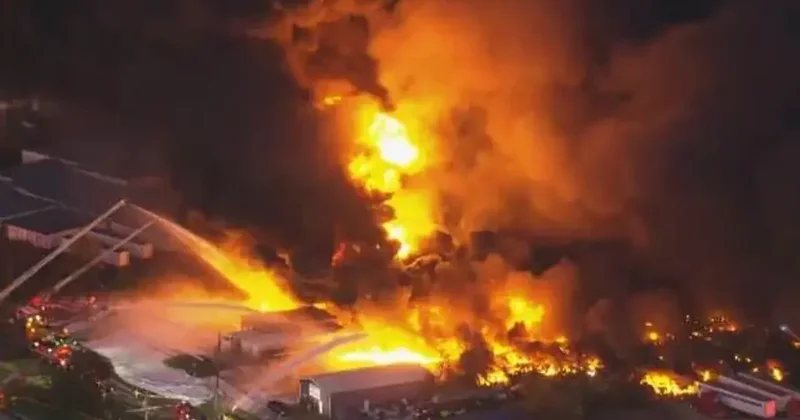 ABD de uçak düştü! 340 km hızla binalara çarptı! Ağır bilanço!