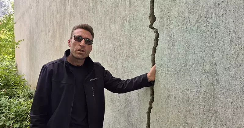 Eğirdir de meyve bahçelerinde obruk ve yarıklar, evlerin duvarlarında çatlaklar oluştu