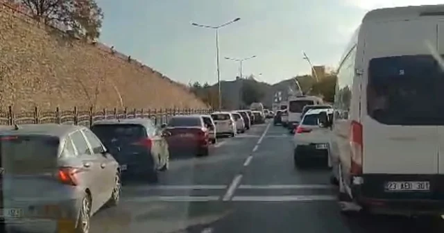 Tunceli de sürücüler, fermuar yöntemiyle ambulansa yol verdi Tunceli Haberleri