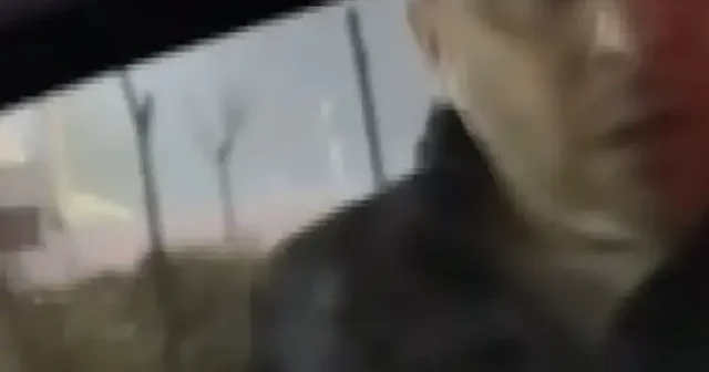 Sürücülerin korna tartışması kavgaya dönüştü: Yanında çocuğu varken araçtan inip sopayla saldırdı VİDEO İZLE