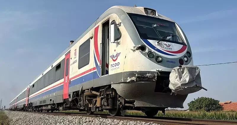 Trenin çarptığı kamyonet ikiye bölündü