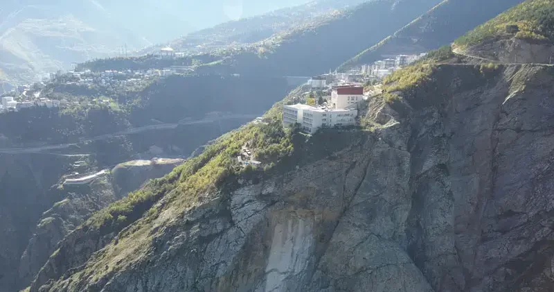 Lise yakınında, kaya kopmalarının yaşandığı yamaçta kapsamlı inceleme