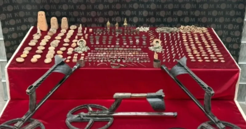 İzmir de tarihi eser operasyonu: Binin üzerinde obje ele geçirildi Sözcü Gazetesi