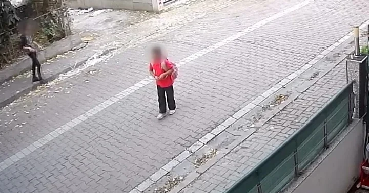 Avcılar da servis bekleyen 10 yaşındaki çocuğu takip edip yanına çağırdı! Annesi gelince kaçtı