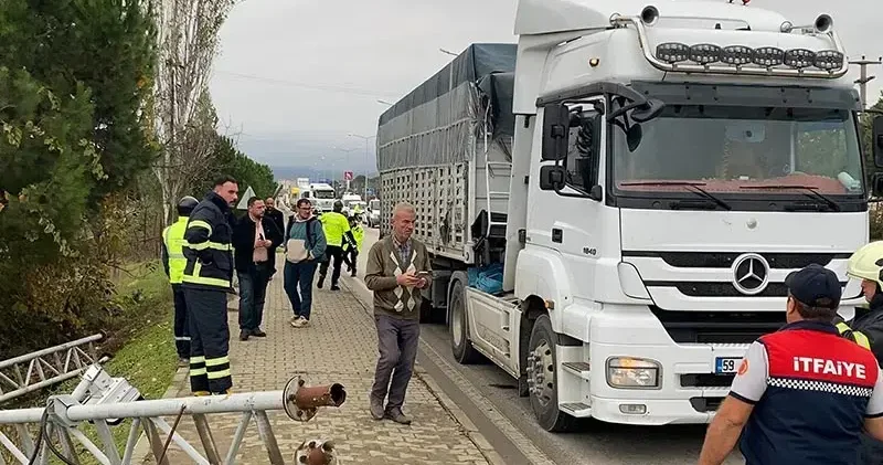 TIR ın açılan dorsesi PTS direğini devirdi