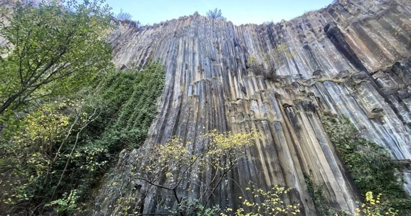 Sinop ta milyon yıllık bazalt kayalıkları sonbahar renklerine büründü