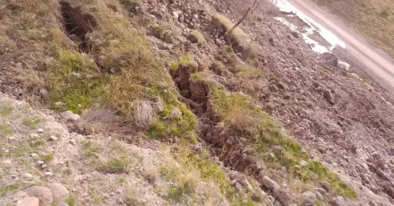 Ankara da toprak kayması meydana gelen yol trafiğe kapatıldı