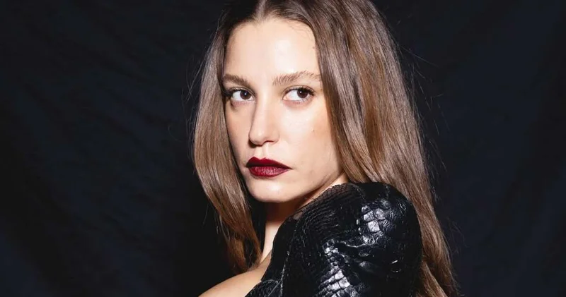 Serenay Sarıkaya, cansız mankenden can aldı Magazin haberleri