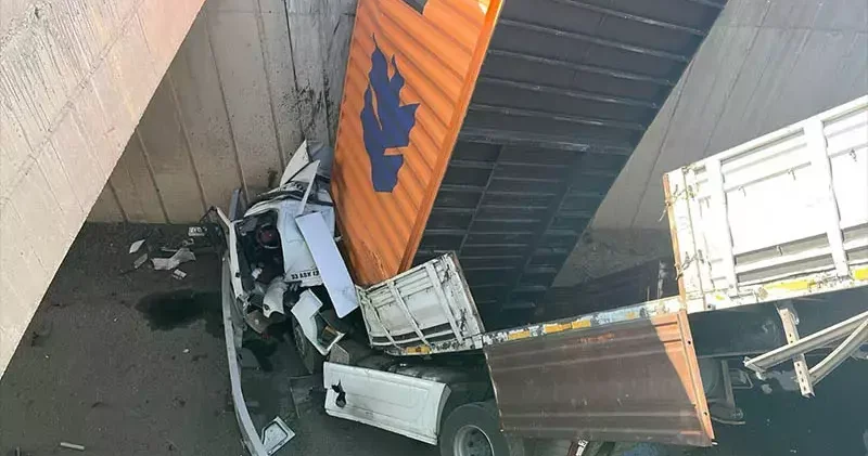 TIR, kamyonete çarpıp köprüden düştü: 2 yaralı