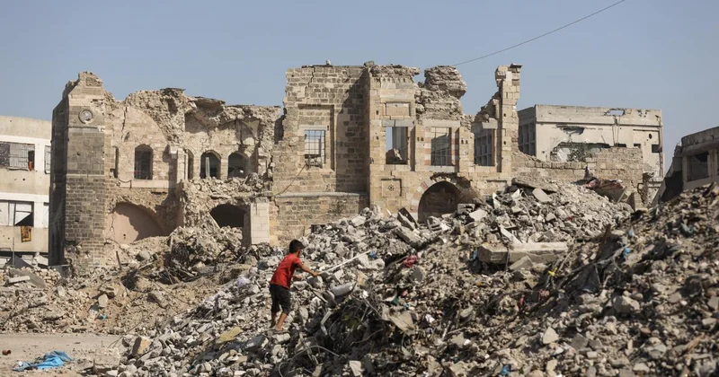 İsrail saldırıları, Gazze de yaklaşık 1400 yıllık Büyük Ömeri Camisini yıkıntıya çevirdi