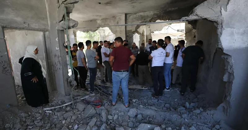 Katil İsrail in yerinden ettiği Filistinliler, Batı Şeria da evlerine dönmek için gösteri düzenledi