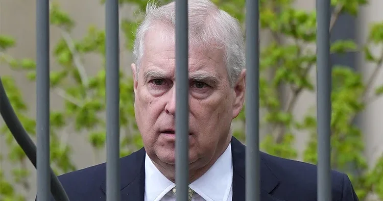 Artık arkasında onu koruyacak ne annesi ne de ağabeyi var… ‘Eski’ prens hapse bile girebilir!