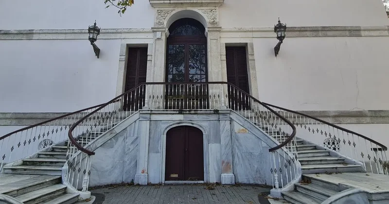 Köşklerin restorasyonu yılan hikayesine döndü! İBB’nin iş bilmezliği yüzünden yıldız parkı köşkleri 7 yıldır kapalı