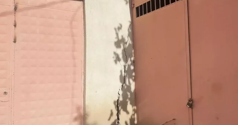 1 metrelik obruklar oluştu, Evlerin duvarları çatladı