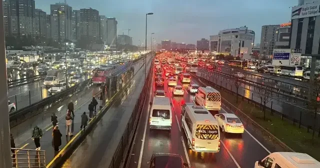 İstanbul da akşam çilesi: Trafik yoğunluğu her iki yakada da yüzde 90 a ulaştı VİDEO İZLE