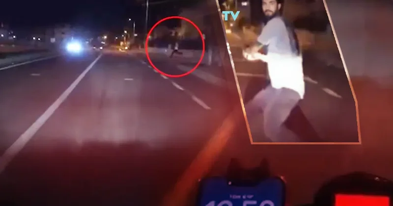 Motosikletlilerin kabusu oldu! Bir anda beyzbol sopasıyla önlerine çıkıp saldırıyor