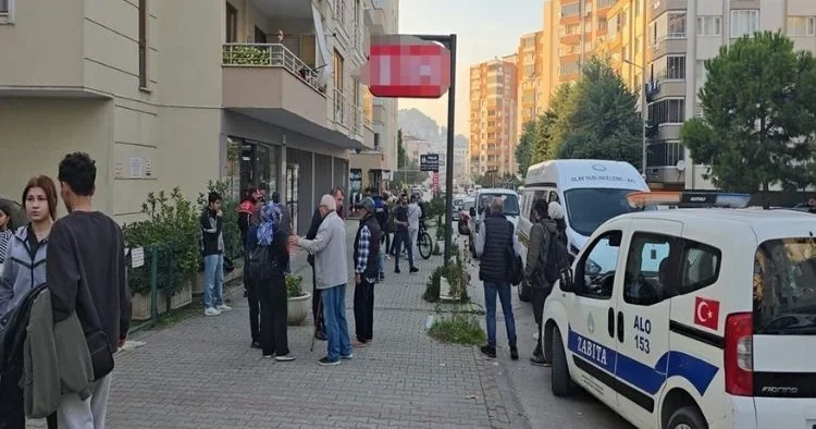 Eski eşini göğsünden bıçaklayıp polise teslim oldu