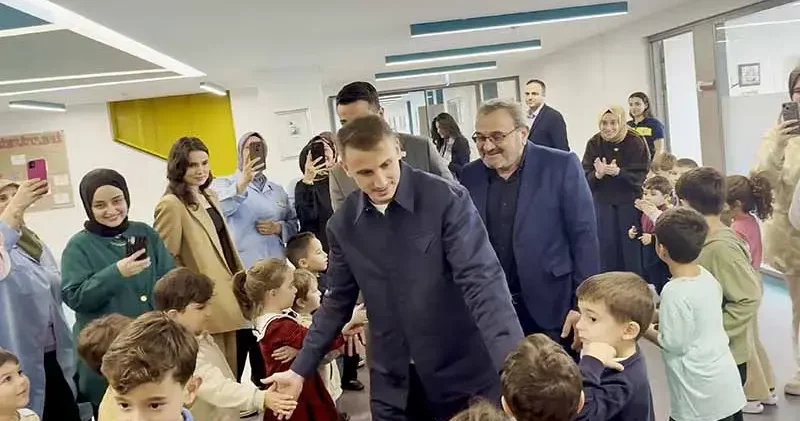 Minik Aras’ın başkanlık vaadi gerçek oldu: Kerem Aktürkoğlu öğrencilerle buluştu