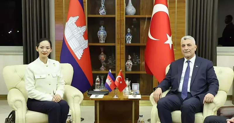 Bakan Bolat, Kamboçyalı mevkidaşıyla ile bir araya geldi