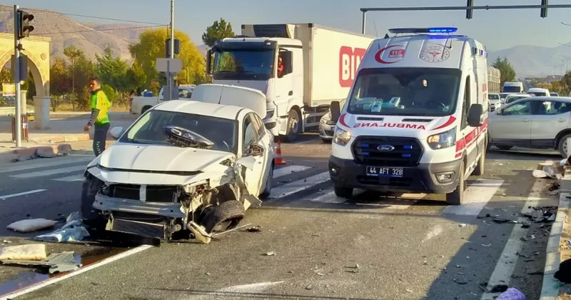 Malatya da iki otomobil çarpıştı: Yaralılar var