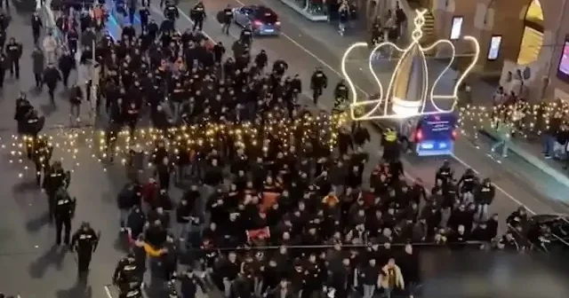 Galatasaray taraftarı Amsterdam da polis müdahalesine tekbirlerle karşılık verdi VİDEO İZLE