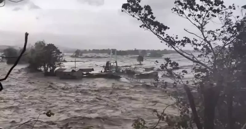 Tayfun felaketi büyük sel getirdi! Şehir sular altında kaldı, onlarca ölü var!