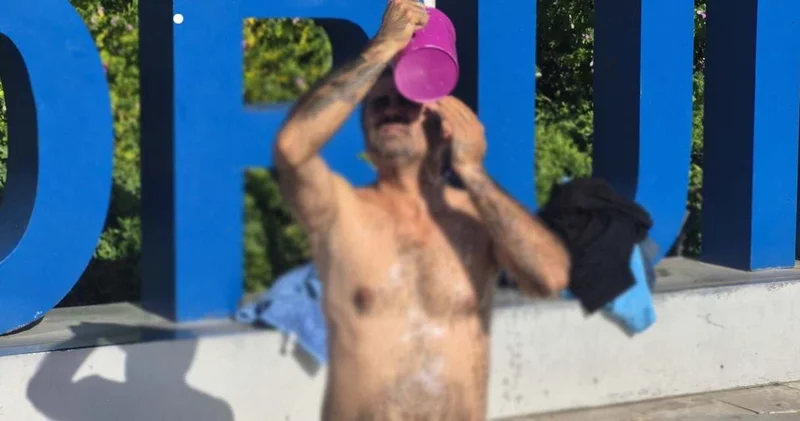 Su kesintisine isyan etti: Kent meydanında banyo yaptı