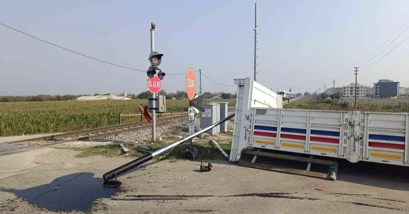 Turgutlu’da hemzemin geçitte kaza: Kamyonetin kasası koptu