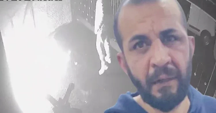 Dayak yiyen kadını kurtardı, saatler sonra dükkanı yakıldı