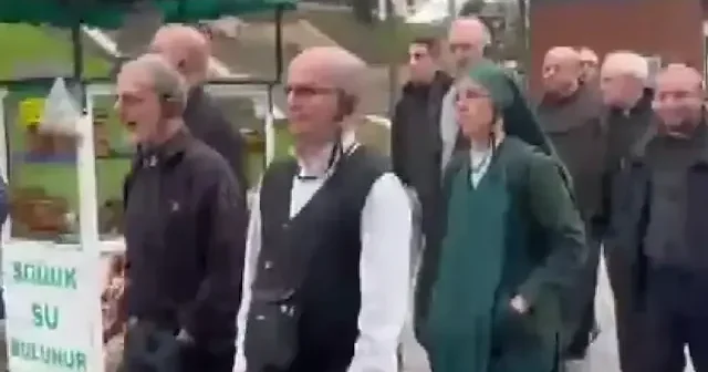 Papa’nın ziyareti öncesi Vatikan Heyeti Bursa’da: Tarihi Kozahan’da Türk kahvesi içtiler VİDEO İZLE