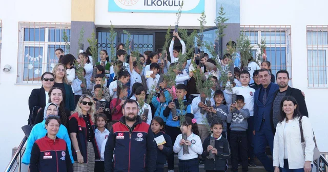 Beypazarı nda öğrencilere fidan hediye edildi Ankara Haberleri