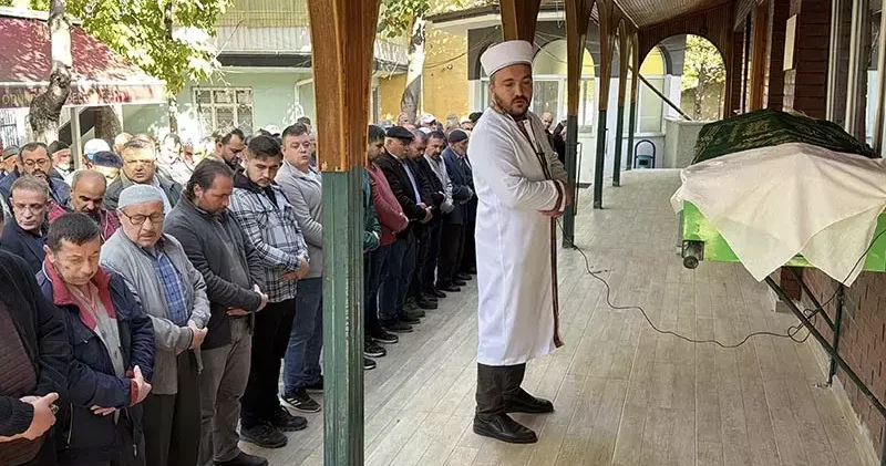 Evde boğazı kesilmiş halde bulunan 2 engelli çocuk annesi, toprağa verildi