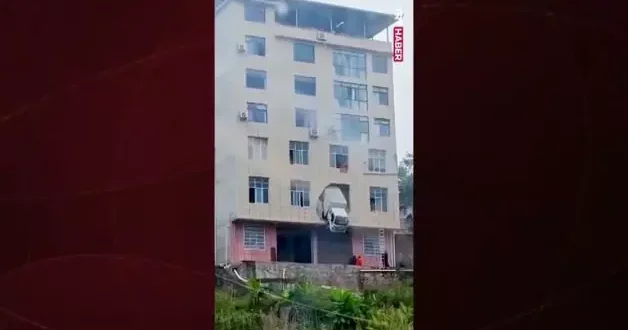 Çin de ilginç kaza: Kamyon ikinci katta asılı kaldı