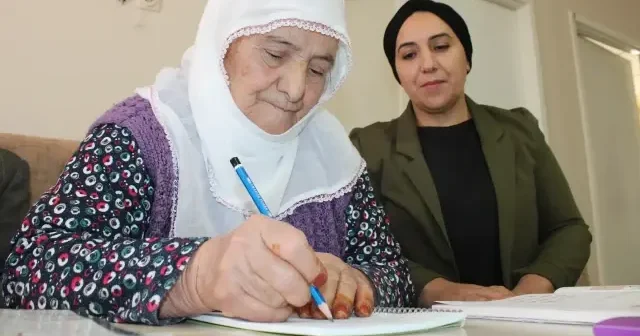 Malatyalı Emine Teyze eşinin sözleriyle inat etti 3 ayda okuma yazma öğrendi VİDEO İZLE